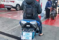 Pengendara Motor Ini Jadi Sorotan