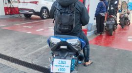 Pengendara Motor Ini Jadi Sorotan