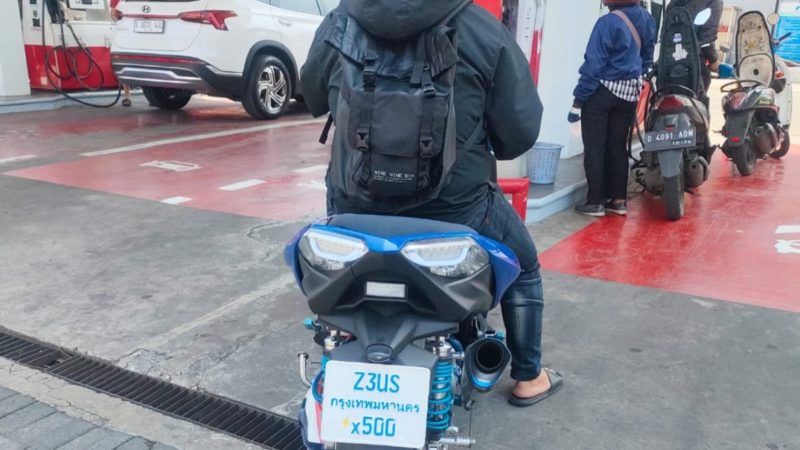 Pengendara Motor Ini Jadi Sorotan