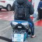 Pengendara Motor Ini Jadi Sorotan