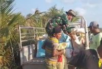 Babinsa Pasiran Jaya Turun Gunung Bantu Cor Jalan Jalur 46/47 Hingga Malam, Wujud Nyata Kemanunggalan TNI-Rakyat