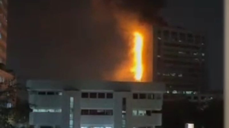 Gedung Bapenda DKI Jakarta Kebakaran, 100 Unit Damkar di Kerahkan