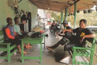 Gotong Royong Cor Jalan Jalur 46/47, Warga Buka Donasi Snack 24 Jam di Rumah Bapak Nano / Ibu Sri
