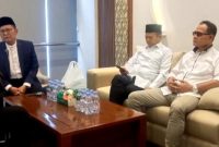 Foto: Abdul Muis (kanan) saat diskusi dengan Wakil Ketua Umum MUI, KH M. Cholil Nafis (kiri)