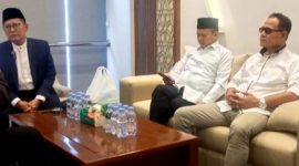 Foto: Abdul Muis (kanan) saat diskusi dengan Wakil Ketua Umum MUI, KH M. Cholil Nafis (kiri)