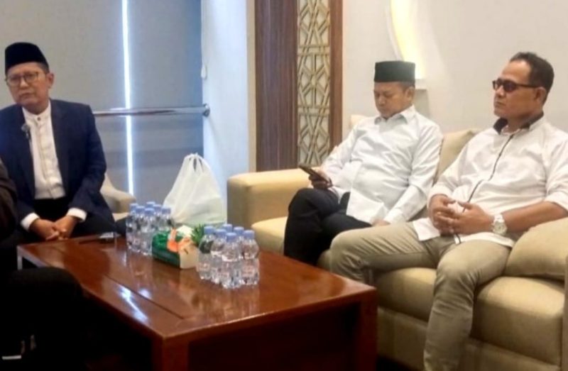 Foto: Abdul Muis (kanan) saat diskusi dengan Wakil Ketua Umum MUI, KH M. Cholil Nafis (kiri)