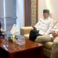 Foto: Abdul Muis (kanan) saat diskusi dengan Wakil Ketua Umum MUI, KH M. Cholil Nafis (kiri)