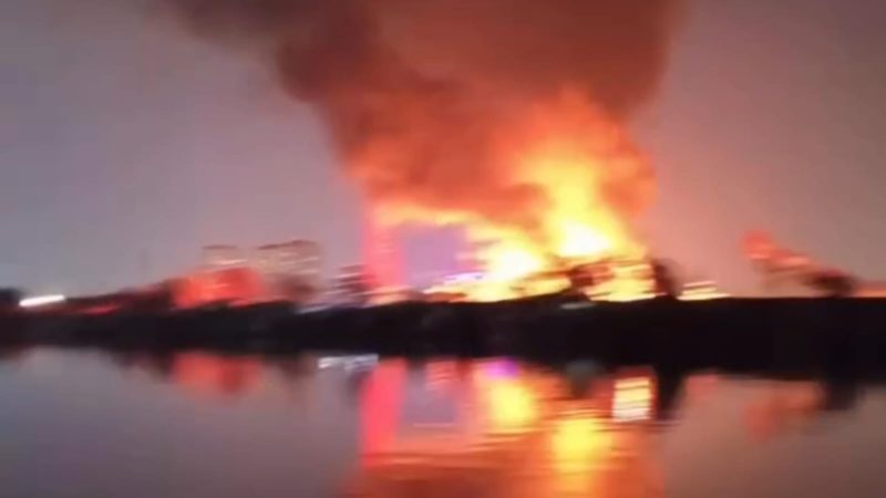 Kebakaran Melanda Kapal di Muara Baru Jakarta Utara, 6 Unit Damkar Dikerahkan