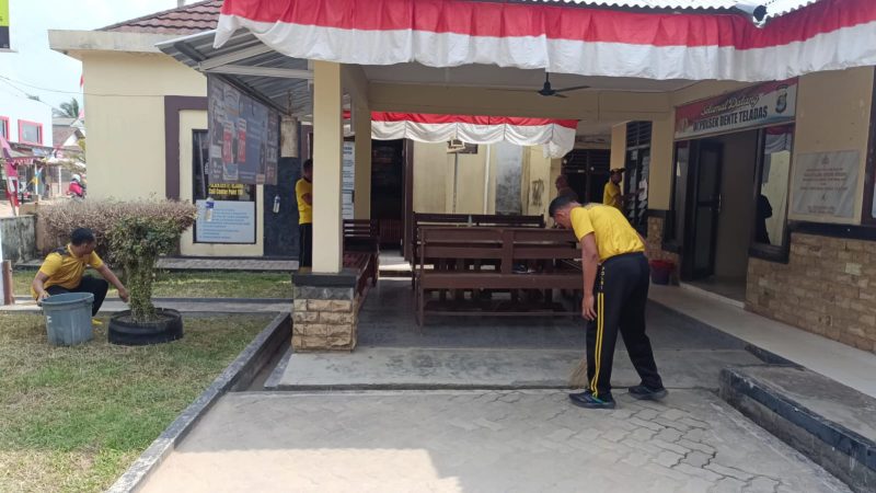 Ciptakan Lingkungan Kerja Bersih dan Nyaman, Polsek Dente Teladas Gelar Jumat Bersih