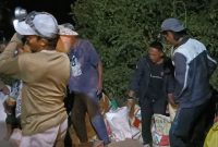 Kapolsek Dente Teladas Turun Langsung Bantu Pengecoran Jalan Swadaya, Warga Sebut 