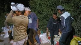 Kapolsek Dente Teladas Turun Langsung Bantu Pengecoran Jalan Swadaya, Warga Sebut 