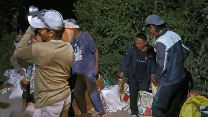 Kapolsek Dente Teladas Turun Langsung Bantu Pengecoran Jalan Swadaya, Warga Sebut 