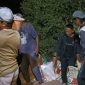 Kapolsek Dente Teladas Turun Langsung Bantu Pengecoran Jalan Swadaya, Warga Sebut 