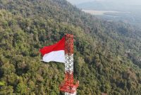 Heroik! Prajurit Brigif 4 Marinir/BS Kibarkan Merah Putih di Puncak Menara 74 Meter