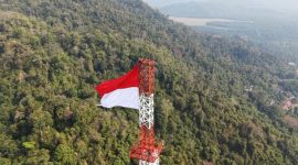 Heroik! Prajurit Brigif 4 Marinir/BS Kibarkan Merah Putih di Puncak Menara 74 Meter