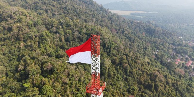 Heroik! Prajurit Brigif 4 Marinir/BS Kibarkan Merah Putih di Puncak Menara 74 Meter