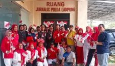 Pecah Tawa di HUT RI ke-81 Polda Lampung, Kombes Fenza Joget Balon hingga Nyanyi Lagu Iwan Fals Bareng Wartawan