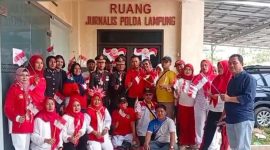 Pecah Tawa di HUT RI ke-81 Polda Lampung, Kombes Fenza Joget Balon hingga Nyanyi Lagu Iwan Fals Bareng Wartawan