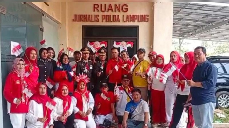 Pecah Tawa di HUT RI ke-81 Polda Lampung, Kombes Fenza Joget Balon hingga Nyanyi Lagu Iwan Fals Bareng Wartawan