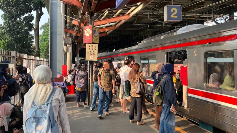 Perjalanan KRL Commuter Line Terhambat Pagi Ini, Dua Insiden Terjadi di Wilayah Jakarta