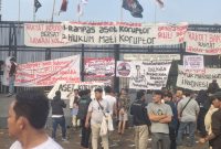 Rakyat Bersatu Lawan Koruptor: Aksi Bersejarah di Depan DPR/MPR RI Senayan