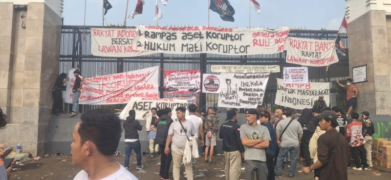 Rakyat Bersatu Lawan Koruptor: Aksi Bersejarah di Depan DPR/MPR RI Senayan