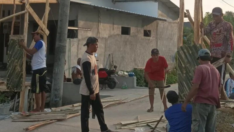 Sambut HUT RI ke-81, Warga Dusun Pasir Rahayu Tulang Bawang Gotong Royong Bangun Gapura Kemerdekaan