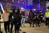 BEKASI, KABARNEGRI.ID – Dalam rangka menjaga stabilitas keamanan dan ketertiban masyarakat (kamtibmas), Personel Patroli Mobil (Patmob) D 73 Kompi 2 Batalyon D Pelopor Satbrimob Polda Metro Jaya menggelar patroli rayonisasi di wilayah hukum Polres Metro Bekasi Kota, Rabu malam hingga Kamis dini hari, 5–6 Agustus 2026.

Patroli dipimpin Brigadir Arga Bimo bersama sembilan personel. Kegiatan ini menyasar sejumlah titik yang dinilai rawan gangguan kamtibmas, dengan fokus mengantisipasi tawuran remaja, aksi begal, balap liar, serta kejahatan 3C (curas, curat, dan curanmor).

Rangkaian kegiatan diawali dengan apel pemberangkatan serta pengecekan personel, perlengkapan, dan kendaraan. Selanjutnya tim bergerak menyisir sejumlah ruas jalan strategis, di antaranya Jalan Harapan Indah Boulevard, Jalan Jenderal Sudirman, Jalan Sultan Agung, Jalan Pemuda Raya, Jalan Pramuka, hingga Jalan Ir. H. Juanda.

Tak hanya patroli mobile, personel juga melakukan sambang dan pengecekan situasi di objek-objek vital, seperti Kantor SATPAS dan Kantor Samsat Kota Bekasi. Dalam pelaksanaannya, Tim Patmob D 73 juga mengikuti apel gabungan dan patroli bersama jajaran Polsek Bekasi Barat sebagai wujud sinergitas dalam menjaga keamanan wilayah.

Dari hasil pemantauan di lapangan, situasi di seluruh lokasi patroli terpantau aman, tertib, dan kondusif. Tidak ditemukan gangguan kamtibmas maupun tindak pidana menonjol.

Usai pelaksanaan, seluruh personel kembali ke Markas Komando untuk menjalani pemeriksaan akhir meliputi personel, perlengkapan, persenjataan, dan kendaraan guna memastikan seluruh rangkaian kegiatan berjalan sesuai prosedur operasional standar.

Kegiatan patroli rayonisasi ini merupakan komitmen Satbrimob Polda Metro Jaya, khususnya Batalyon D Pelopor, dalam memberikan rasa aman kepada masyarakat melalui kehadiran personel di lapangan secara rutin dan berkesinambungan. Langkah preventif ini diharapkan mampu menekan potensi gangguan keamanan sekaligus memperkuat kepercayaan publik terhadap Polri dalam mewujudkan situasi kamtibmas yang aman dan kondusif.