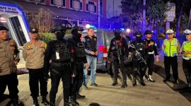 BEKASI, KABARNEGRI.ID – Dalam rangka menjaga stabilitas keamanan dan ketertiban masyarakat (kamtibmas), Personel Patroli Mobil (Patmob) D 73 Kompi 2 Batalyon D Pelopor Satbrimob Polda Metro Jaya menggelar patroli rayonisasi di wilayah hukum Polres Metro Bekasi Kota, Rabu malam hingga Kamis dini hari, 5–6 Agustus 2026.

Patroli dipimpin Brigadir Arga Bimo bersama sembilan personel. Kegiatan ini menyasar sejumlah titik yang dinilai rawan gangguan kamtibmas, dengan fokus mengantisipasi tawuran remaja, aksi begal, balap liar, serta kejahatan 3C (curas, curat, dan curanmor).

Rangkaian kegiatan diawali dengan apel pemberangkatan serta pengecekan personel, perlengkapan, dan kendaraan. Selanjutnya tim bergerak menyisir sejumlah ruas jalan strategis, di antaranya Jalan Harapan Indah Boulevard, Jalan Jenderal Sudirman, Jalan Sultan Agung, Jalan Pemuda Raya, Jalan Pramuka, hingga Jalan Ir. H. Juanda.

Tak hanya patroli mobile, personel juga melakukan sambang dan pengecekan situasi di objek-objek vital, seperti Kantor SATPAS dan Kantor Samsat Kota Bekasi. Dalam pelaksanaannya, Tim Patmob D 73 juga mengikuti apel gabungan dan patroli bersama jajaran Polsek Bekasi Barat sebagai wujud sinergitas dalam menjaga keamanan wilayah.

Dari hasil pemantauan di lapangan, situasi di seluruh lokasi patroli terpantau aman, tertib, dan kondusif. Tidak ditemukan gangguan kamtibmas maupun tindak pidana menonjol.

Usai pelaksanaan, seluruh personel kembali ke Markas Komando untuk menjalani pemeriksaan akhir meliputi personel, perlengkapan, persenjataan, dan kendaraan guna memastikan seluruh rangkaian kegiatan berjalan sesuai prosedur operasional standar.

Kegiatan patroli rayonisasi ini merupakan komitmen Satbrimob Polda Metro Jaya, khususnya Batalyon D Pelopor, dalam memberikan rasa aman kepada masyarakat melalui kehadiran personel di lapangan secara rutin dan berkesinambungan. Langkah preventif ini diharapkan mampu menekan potensi gangguan keamanan sekaligus memperkuat kepercayaan publik terhadap Polri dalam mewujudkan situasi kamtibmas yang aman dan kondusif.