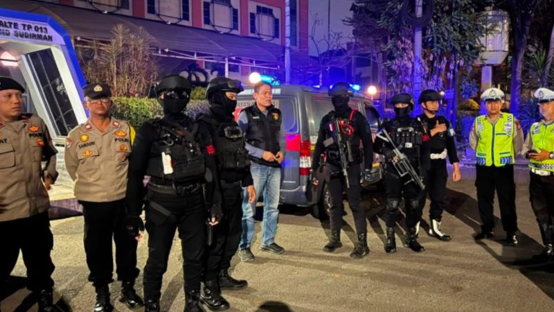 BEKASI, KABARNEGRI.ID – Dalam rangka menjaga stabilitas keamanan dan ketertiban masyarakat (kamtibmas), Personel Patroli Mobil (Patmob) D 73 Kompi 2 Batalyon D Pelopor Satbrimob Polda Metro Jaya menggelar patroli rayonisasi di wilayah hukum Polres Metro Bekasi Kota, Rabu malam hingga Kamis dini hari, 5–6 Agustus 2026.

Patroli dipimpin Brigadir Arga Bimo bersama sembilan personel. Kegiatan ini menyasar sejumlah titik yang dinilai rawan gangguan kamtibmas, dengan fokus mengantisipasi tawuran remaja, aksi begal, balap liar, serta kejahatan 3C (curas, curat, dan curanmor).

Rangkaian kegiatan diawali dengan apel pemberangkatan serta pengecekan personel, perlengkapan, dan kendaraan. Selanjutnya tim bergerak menyisir sejumlah ruas jalan strategis, di antaranya Jalan Harapan Indah Boulevard, Jalan Jenderal Sudirman, Jalan Sultan Agung, Jalan Pemuda Raya, Jalan Pramuka, hingga Jalan Ir. H. Juanda.

Tak hanya patroli mobile, personel juga melakukan sambang dan pengecekan situasi di objek-objek vital, seperti Kantor SATPAS dan Kantor Samsat Kota Bekasi. Dalam pelaksanaannya, Tim Patmob D 73 juga mengikuti apel gabungan dan patroli bersama jajaran Polsek Bekasi Barat sebagai wujud sinergitas dalam menjaga keamanan wilayah.

Dari hasil pemantauan di lapangan, situasi di seluruh lokasi patroli terpantau aman, tertib, dan kondusif. Tidak ditemukan gangguan kamtibmas maupun tindak pidana menonjol.

Usai pelaksanaan, seluruh personel kembali ke Markas Komando untuk menjalani pemeriksaan akhir meliputi personel, perlengkapan, persenjataan, dan kendaraan guna memastikan seluruh rangkaian kegiatan berjalan sesuai prosedur operasional standar.

Kegiatan patroli rayonisasi ini merupakan komitmen Satbrimob Polda Metro Jaya, khususnya Batalyon D Pelopor, dalam memberikan rasa aman kepada masyarakat melalui kehadiran personel di lapangan secara rutin dan berkesinambungan. Langkah preventif ini diharapkan mampu menekan potensi gangguan keamanan sekaligus memperkuat kepercayaan publik terhadap Polri dalam mewujudkan situasi kamtibmas yang aman dan kondusif.