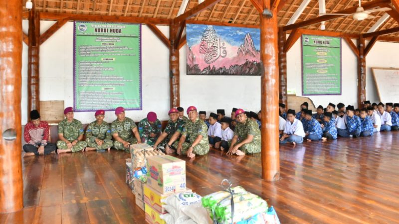 Prajurit Anggaraksa Yonif 7 Marinir Gelar Baksos di Ponpes Nurul Huda Padang Cermin