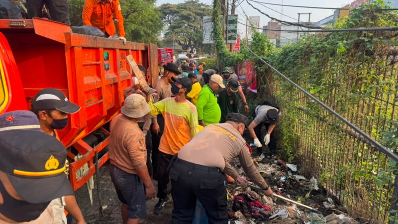 Lancarkan Aktivitas Pagi, Sat Samapta Polres Metro Bekasi Gatur Lalin di Penyeberangan President University Jababeka