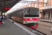 Siswi SMA Tewas Tertabrak KRL di Stasiun Jurangmangu Tangsel, Perjalanan Commuter Line Sempat Terganggu